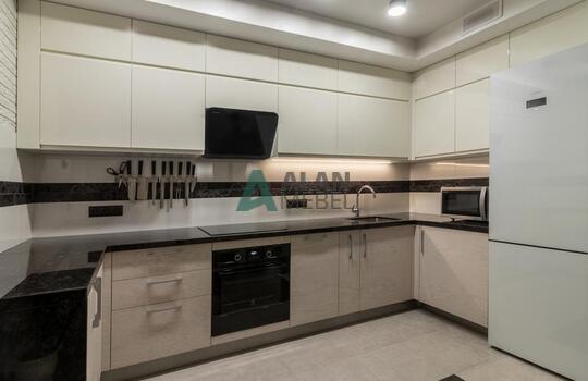 современная п-образная кухня из шпона ясеня бежевого цвета с черной глянцевой столешницей 