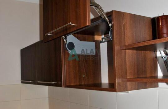 угловая кухня под дерево с темным верхом и светлым низом по индивидуальному размеру 