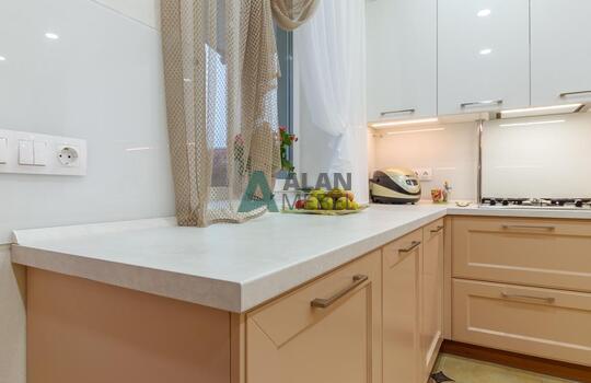 Кухня в частный дом в классическом стиле бежевого цвета с рамочными фасадаи на заказ 