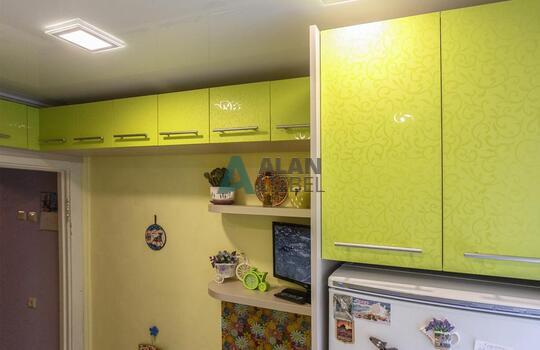 Г-образная кухня желтого цвета со столешницей под светлое дерево по индивидуальному размеру 