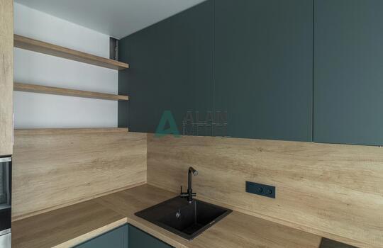 Угловая кухня под дерево с зелеными фасадами из феникса (FENIX) 