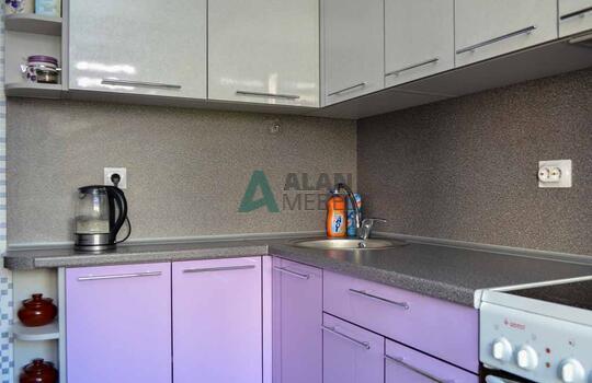 Кухня из пластика с ручками и серой столешницей недорого 