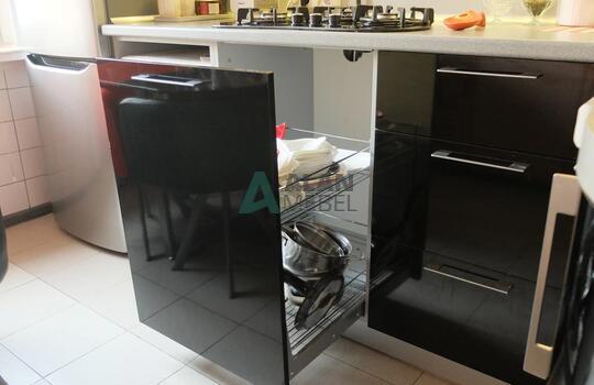 черная кухня из пластика в маленькую кухню на заказ по размерам 