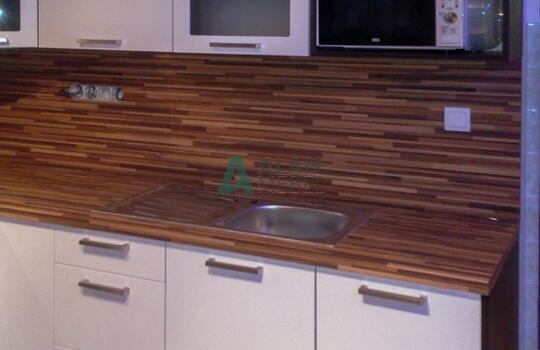 Г-образная кухня маленького размера с фасадами белого цвета и столешницей под натуральное дерево на заказ в минске 