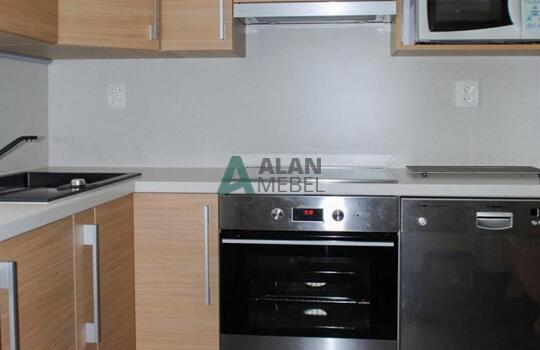 Бежевая кухня под окно угловая с фасадами из древесно стружечной плиты 