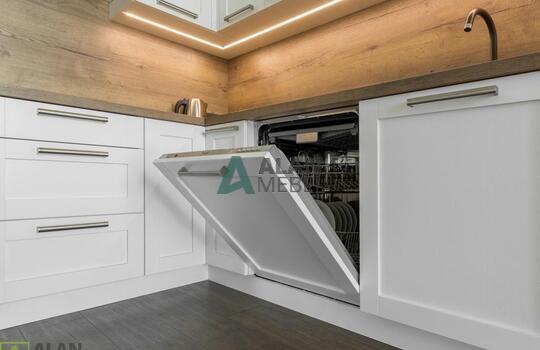 Кухня угловая с фасадами из натурального дерева, под потолок, столешница с еврозапилом 