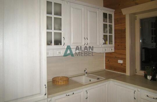 белая п-образная кухня из натурального дерева с барной стойкой на заказ 