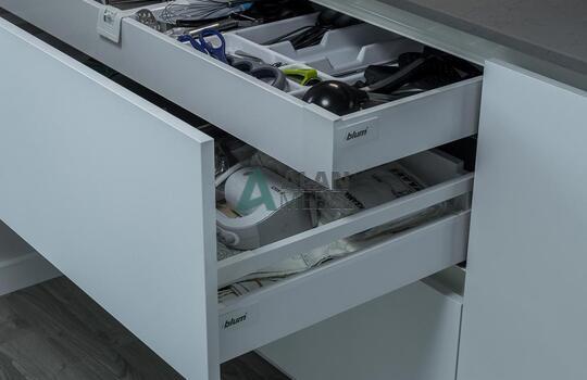 Угловая матовая кухни с акриловыми фасадами Rehau 