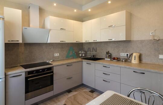 угловая глянцевая акриловая кухня светлого оттенка на заказ 