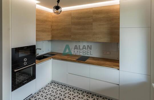 Современная угловая кухня до потолка 