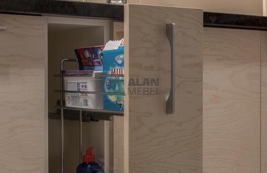 современная п-образная кухня из шпона ясеня бежевого цвета с черной глянцевой столешницей 