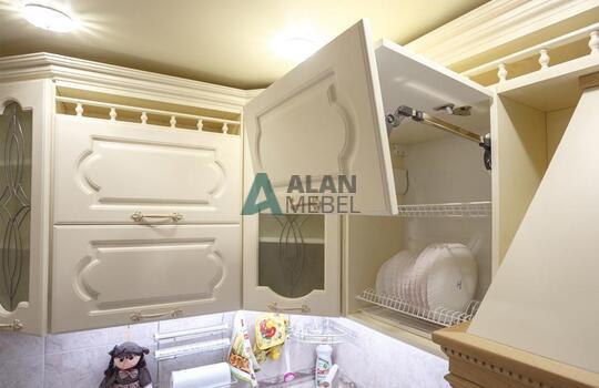 маленькая угловая кухня в классическом стиле в светлых оттенках по индивидуальному размеру 