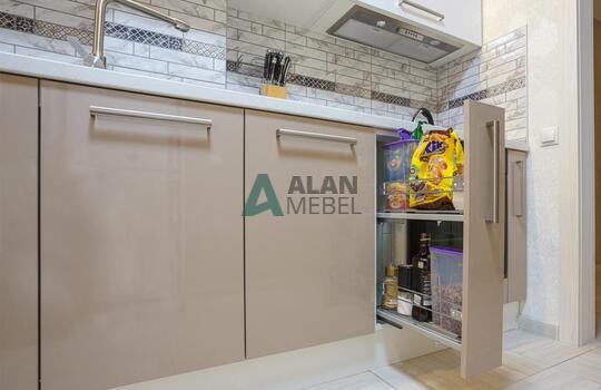 прямая встроенная кухня с глянцевыми фасадами в светлых оттенках 