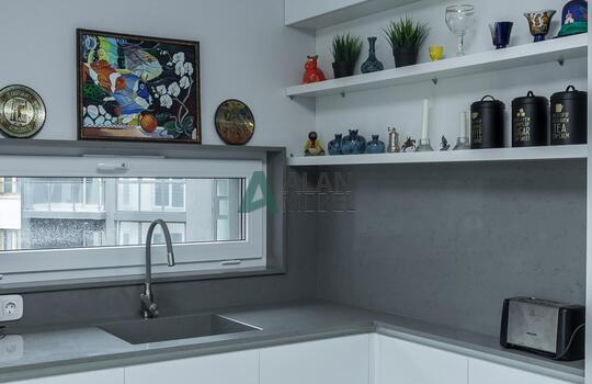 Угловая матовая кухни с акриловыми фасадами Rehau 