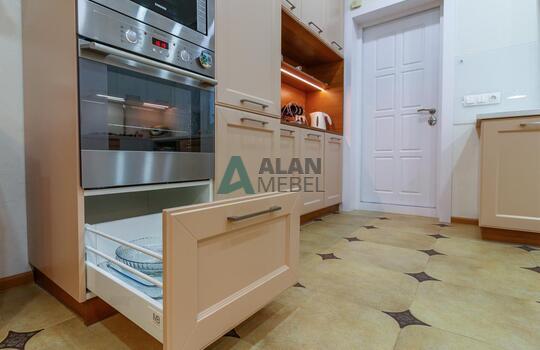 Кухня в частный дом в классическом стиле бежевого цвета с рамочными фасадаи на заказ 