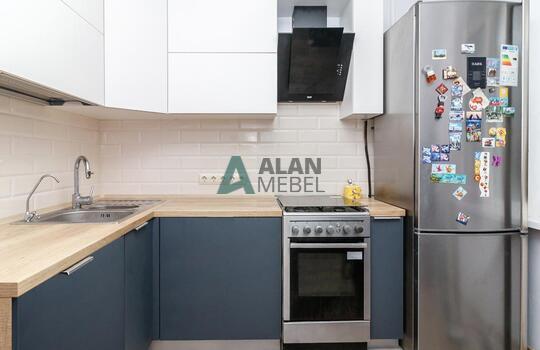 кухня углового типа в минималистичном стиле с белым верхом и серым низом без ручек по индивидуальному размеру 