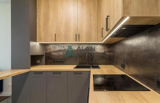 Современная угловая кухня с барной стойкой 