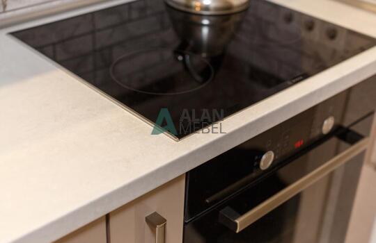 прямая встроенная кухня с глянцевыми фасадами в светлых оттенках 