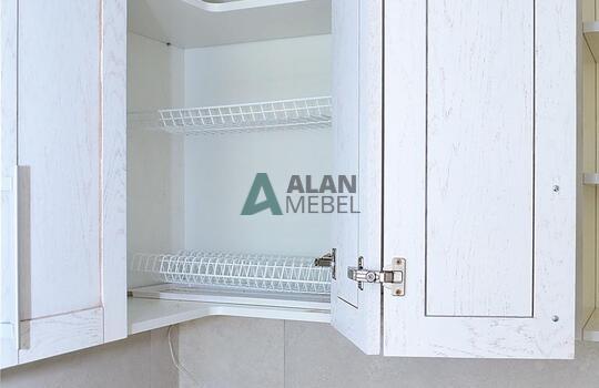 светлая кухня из натурального дерева с ручками по выгодной цене 