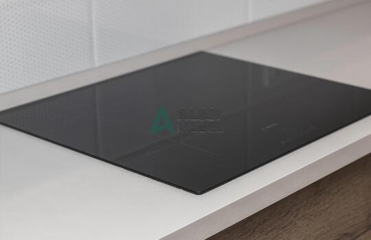 Угловая кухня под дерево без ручек с матовыми фасадами 