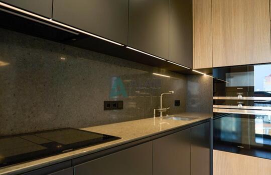 Современная кухня из шпона дуба, фасады шпон дуба и МДФ крашенный  