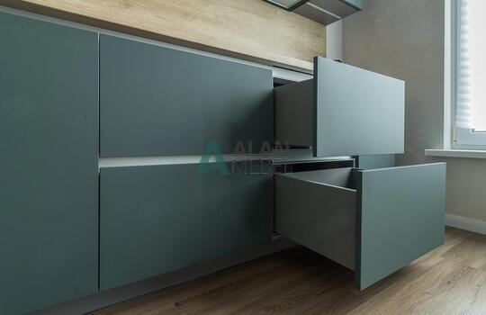 Угловая кухня под дерево с зелеными фасадами из феникса (FENIX) 