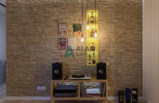 Тумба под аппаратуру из массива