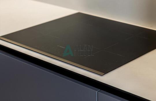 Современная угловая кухня с барной стойкой 