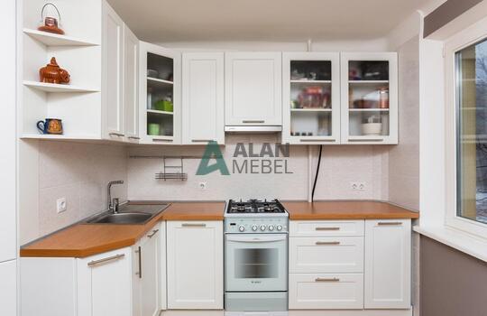 угловая кухня белого цвета с рамочными фасадами и стеклом на заказ 