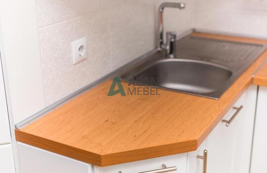 угловая кухня белого цвета с рамочными фасадами и стеклом на заказ 