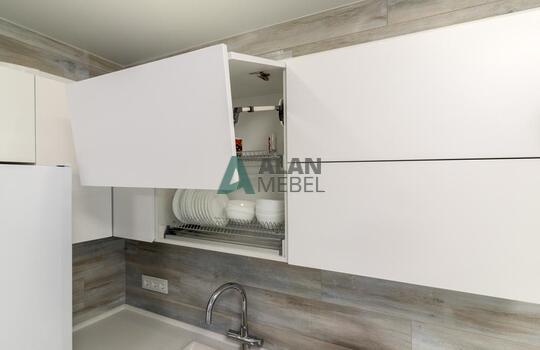 Угловая светлая кухня с матовыми фасадами из МДФ, без ручек 