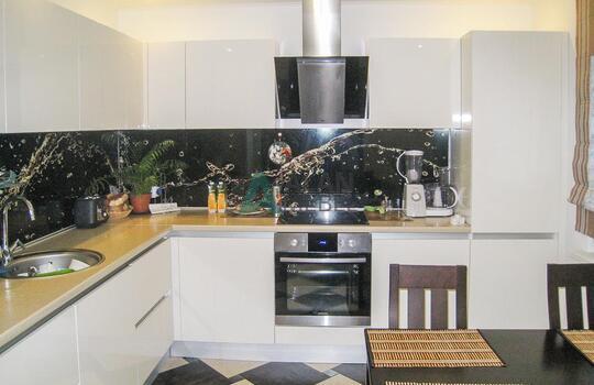 Угловая кухня в стиле минимализм белого цвета без ручек от производителя 