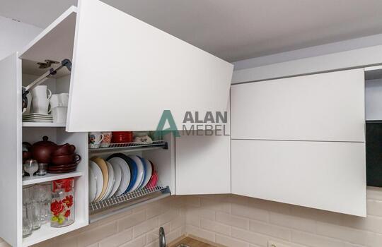 кухня углового типа в минималистичном стиле с белым верхом и серым низом без ручек по индивидуальному размеру 
