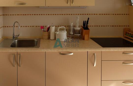 маленькая светлая прямая кухня из пластика с ручками по выгодной цене 