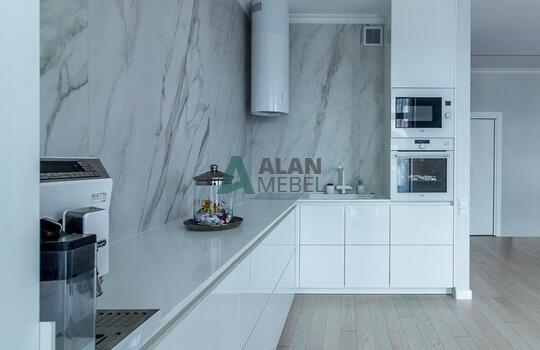 Угловая кухня без ручек из глянцевого акрила Senosan 