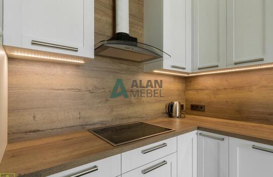 Кухня угловая с фасадами из натурального дерева, под потолок, столешница с еврозапилом 