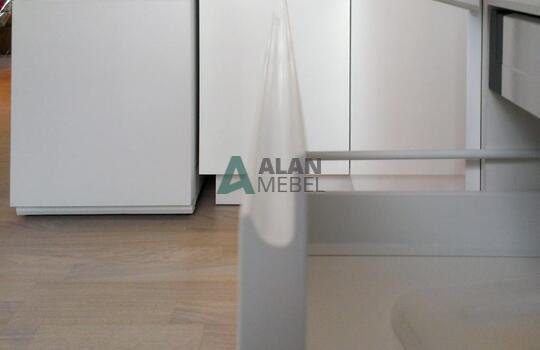 прямая кухня с глянцевыми белыми фасадами без ручек по индивидуальному размеру 