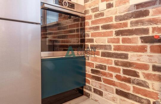 Встроенная кухня под дерево с островом в стиле лофт 