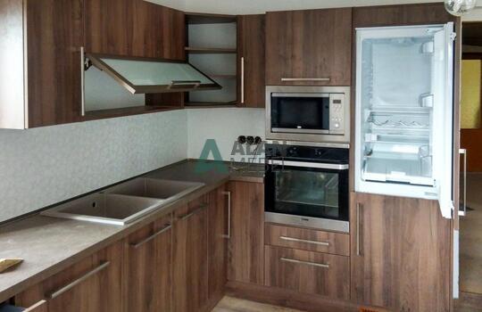 большая угловая кухня матовая с фасадами из ЛДСП для дома на заказ 