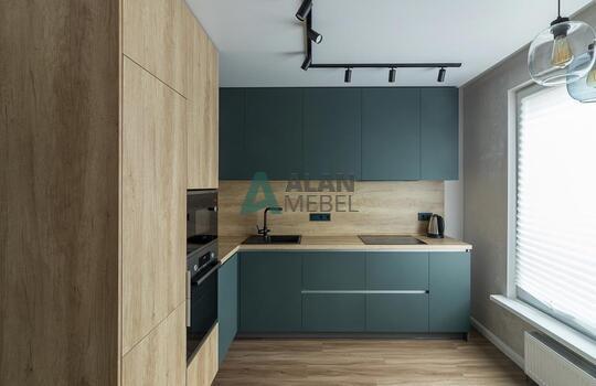 Угловая кухня под дерево с зелеными фасадами из феникса (FENIX) 