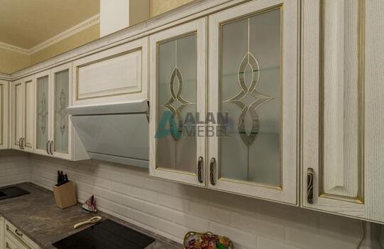 Угловая кухня из массива ясеня с патиной по индивидуальным размерам 