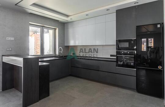 Угловая кухня под дерево с подсветкой и барной стойкой 