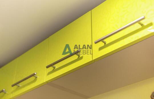 Г-образная кухня желтого цвета со столешницей под светлое дерево по индивидуальному размеру 