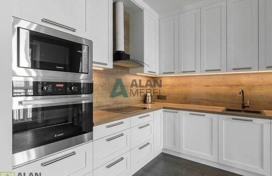 Кухня угловая с фасадами из натурального дерева, под потолок, столешница с еврозапилом 