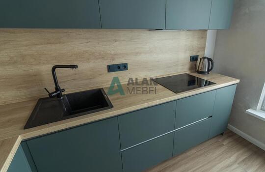 Угловая кухня под дерево с зелеными фасадами из феникса (FENIX) 