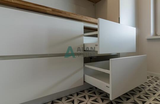 Современная угловая кухня до потолка 