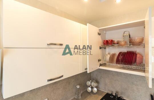 угловая глянцевая акриловая кухня светлого оттенка на заказ 