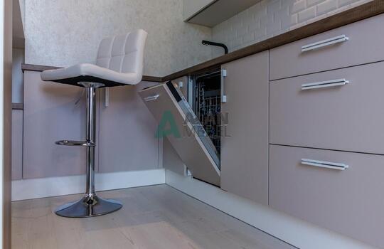 Светлая матовая акриловая кухня с барной стойкой на заказ 