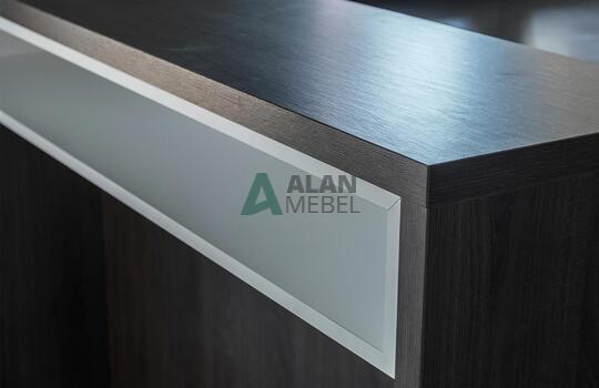 Угловая кухня под дерево с подсветкой и барной стойкой 