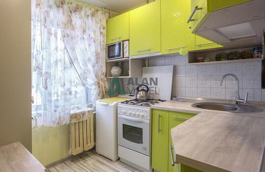 Г-образная кухня желтого цвета со столешницей под светлое дерево по индивидуальному размеру 